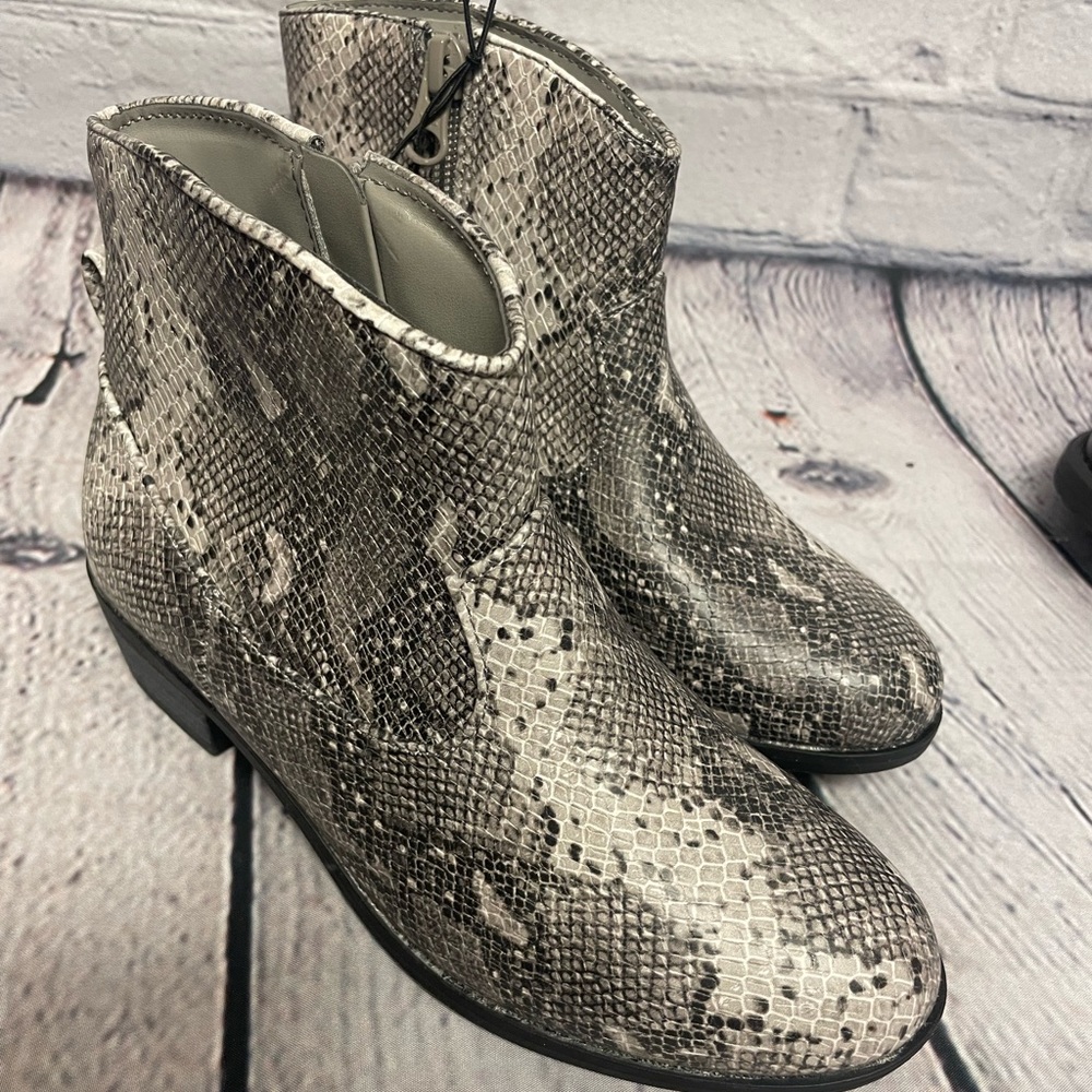 Girls size 1 boots, NWT